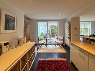 Nichée au calme en fond de parcelle dans un quartier prisé d'Uccle, cette maison atypique de 148 m² offre un cadre de vie exceptionnel.Le...