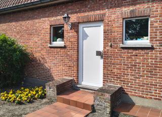 <p><span>Ligging<br />/ zijstraat Hoekskensstraat<br />/ rustige en groene omgeving - doodlopende straat<br />/ landelijk karakter<br />/ uitstekende bereikbaarheid<br /><br />Indeling<br />Via de hall of veranda betreedt u deze woning waar de ruime leefruimte en de open keuken samenkomen en een aangename verbinding vormen voor het dagelijkse gezinsleven. Verder is er een badkamer (voorzien van een meubel met 2 lavabo's, een toilet en een ligbad) en een handige kelder voor extra bergruimte.</span></p><p><span>Op de verdieping bevinden zich 2 ruime slaapkamers.<br />Deze landelijke woning is omgeven door een mooie, grote tuin met oprit naar de buitenberging en carport.<br /><br />Verwarming:<br />/electrische accumulatoren<br />/houtkachel in living (staat niet op de foto's maar wordt nog (terug-)geplaatst.<br /><br />Huurprijs<br />950,00 euro / maand<br /><br />Vrij<br />01 oktober 2026<br /><br />Bezoek<br />Gelieve 'jouw huurprofiel' hieronder in te vullen om een aanvraag voor bezoek te doen. Als er een bezoekmoment ingepland wordt en uw profiel voldoet aan de verwachtingen, zal u gecontacteerd worden. Gelieve er rekening mee te willen houden dat er voor sommige woonhuizen heel veel aanvragen binnenkomen en wij niet altijd in de mogelijkheid zijn alle aanvragers te contacteren of een bezoekmoment te geven.</span></p>