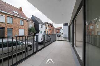 <p>In de eigentijdse en kleinschalige Residentie Carpe Diem wordt dit<span> </span><strong>ruime gelijkvloerse appartement van 152 m²</strong><span> </span>aangeboden. Het appartement combineert comfort, functionaliteit en kwaliteit met een doordachte indeling die afgestemd is op hedendaags wonen.</p>
<p>Via de inkomhal met vestiaire- en gastentoilet bereikt u de lichtrijke en ruime leefruimte, die naadloos aansluit op het terras. De voorziene keukenruimte sluit logisch aan op de leefruimte en beschikt over een aansluitende berging, ideaal voor het inrichten van een bijkeuken.</p>
<p>Aan de rustige achterzijde bevinden zich 3 volwaardige slaapkamers en een badkamer met ligbad, inloopdouche en dubbele lavabo.<br />De afwerking is kwalitatief en tijdloos, en biedt<span> </span><strong>ruimte voor een persoonlijke invulling qua inrichting en afwerking.</strong></p>
<h4>Indeling en troeven:</h4>
<p>✅<span> </span>152 m² bewoonbare oppervlakte op het gelijkvloers<br />✅<span> </span><strong>Lichtrijke leefruimte met directe toegang tot het terras</strong><br />✅ Keukenruimte met<span> </span><strong>aparte keukenberging of mogelijkheid tot bijkeuken</strong><br />✅<span> </span><strong>3 volwaardige slaapkamers</strong><br />✅<strong><span> </span>Badkamer met ligbad, inloopdouche en dubbele lavabo</strong><br />✅ 2 aparte toiletten (gastentoilet en nachthal)<br />✅ Praktische,<span> </span><strong>aparte wasplaats/technische berging</strong><br />✅ <strong>Ruim privéterras</strong><br />✅<strong><span> </span>Kelderberging van inbegrepen</strong></p>
<h4>Comfort en energie:</h4>
<p>✅ Energiezuinige constructie met ventilatiesysteem<br />✅ Centrale verwarming op gas<br />✅ Dubbele beglazing en goede isolatie<br />✅ Mogelijkheid tot aankoop van een garage of autostaanplaats</p>
<p>Dit appartement biedt u een<span> </span><strong>kwalitatieve woonoplossing met ruimte voor eigen keuzes</strong>, in een rustige, doch vlot bereikbare omgeving.</p>
<p>Interesse of graag een bezoek ter plaatse? Neem gerust contact met ons op.<br /><br /><em>(Vraagprijs is excl. btw. Foto's met meubels zijn van het modelappartement)</em></p>