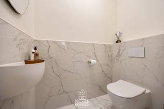 Dit verzorgd gelijkvloers appartement combineert een praktische indeling met een lichtrijke leefruimte en open keuken.Extra troeven zijn het zonnige...