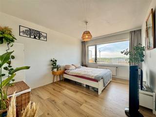 <p><span>Ce magnifique appartement de deux chambres, entièrement rénové, est situé dans la rue de l'Électricité à Malines, dans un emplacement idéal à proximité des principales voies d'accès et offrant un accès facile au centre-ville. Grâce à son emplacement au douzième étage, vous profiterez en outre d'une vue magnifique et panoramique.</span></p><p><span>En entrant dans l’appartement, vous arrivez dans le hall d’entrée qui donne accès aux différentes pièces. L’appartement dispose d’une chambre parentale spacieuse et d’une deuxième chambre fonctionnelle, qui peut également parfaitement servir de bureau ou de dressing. Il comprend également une salle de bains moderne avec douche. Le salon, spacieux et lumineux, constitue le cœur de l’appartement et communique avec la cuisine entièrement équipée, dotée de tout le confort moderne. Depuis le salon, vous accédez au grand balcon, où vous pourrez profiter pleinement de la magnifique vue.</span></p><p><span>L'appartement a été entièrement rénové en 2023 et ses finitions, réalisées avec des matériaux de qualité, lui confèrent un aspect moderne et soigné. Il dispose en outre d'un <strong>local de rangement privé au sous-sol</strong>, idéal pour entreposer en toute sécurité et de manière pratique des vélos, du matériel ou d'autres objets. Actuellement, les propriétaires louent également deux places de parking à un tarif très avantageux, respectivement de 40 € et 45 € par mois. Ces places peuvent, si vous le souhaitez, être reprises par le nouveau propriétaire.</span></p><p><span>Un logement idéal pour ceux qui recherchent le confort, des finitions haut de gamme et un excellent emplacement à Malines. Grâce à sa rénovation de qualité, à sa vue magnifique, à son débarras privé au sous-sol et à la possibilité de reprendre les deux places de parking, cet appartement vaut vraiment le détour !</span></p>