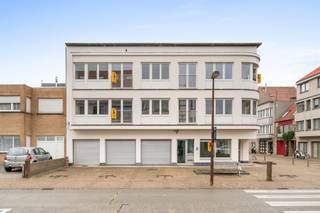 <h2><span>Gerenoveerd 2-slaapkamerappartement</span></h2><p><span>Dit stijlvolle appartement werd volledig gerenoveerd met oog voor kwaliteit en hedendaags wooncomfort. De lichtrijke leefruimte sluit naadloos aan op de </span><span>luxueuze, volledig vernieuwde keuken</span><span>, uitgerust met alle moderne inbouwtoestellen.</span></p><p><span>De </span><span>vernieuwde badkamer</span><span> beschikt over een elegant lavabomeubel en een ruime inloopdouche. Dankzij de twee volwaardige slaapkamers is dit appartement perfect als vaste woonst, tweede verblijf of investering.</span></p><p><span>Ook energetisch scoort dit appartement uitstekend dankzij een </span><span>goede EPC-score</span><span>, een </span><span>energiezuinige warmtepomp</span><span> en een </span><span>conforme elektrische installatie</span><span>.</span></p><p><span>Er is de mogelijkheid tot aankoop van een garagebox in het gebouw.</span></p><p><span>Troeven</span></p><ul><li><span>2 slaapkamers </span></li><li><span>Volledig gerenoveerd </span></li><li><span>Luxueuze keuken met alle inbouwtoestellen </span></li><li><span>Moderne badkamer met inloopdouche en lavabomeubel </span></li><li><span>Goede EPC-score </span></li><li><span>Warmtepomp </span></li><li><span>Elektriciteit conform </span></li><li><span>Rustige en zonnige ligging </span></li></ul><p><span>Op wandelafstand van strand en winkels</span></p>