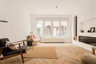 Deze ruime, instapklare woning werd recent grotendeels gerenoveerd. Dankzij het uitstekende onderhoud en de logische, praktische indeling voelt u...