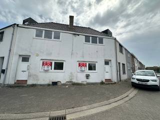 Ieper: pand met 2 slaapkamers nabij centrum te koopDeze woning is ingedeeld als volgt:nr 40: inkomhal, living met open keuken, droge kelder,...