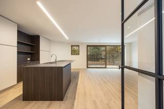 <h2>🏡 <strong>Nieuwbouw appartement in centrum Stabroek</strong></h2>
<p><span>Bent u op zoek naar een <strong>2‑slpk appartement</strong> met <b>tuin </b>en <strong>garage</strong>? Dit appartement op de gelijkvloerse verdieping biedt een comfortabele indeling, veel lichtinval en gezellige tuin!</span></p>
<h2>🏠 <strong>Indeling</strong></h2>
<ul>
<li>
<p><span><strong>Eigen inkomhal</strong></span></p>
</li>
<li>
<p><span><strong>Ruime leefruimte met toegang tot tuin</strong></span></p>
</li>
<li>
<p><span><strong>Luxueus geïnstalleerde keuken</strong> voorzien van alle comfort</span></p>
</li>
<li>
<p><span><strong>2 slaapkamers</strong></span></p>
</li>
<li>
<p><span><strong>Badkamer</strong> met inloopdouche, dubbele lavabo</span></p>
</li>
<li><span>Apart <strong>toilet<br /></strong></span><span><strong></strong></span></li>
<li><span>Aparte <strong>berging</strong></span></li>
</ul>
<div></div>
<h2>ℹ️ <strong>Extra informatie</strong></h2>
<ul>
<li>
<p>Alle <strong>nutsvoorzieningen </strong>zijn <strong>individueel<br /></strong></p>
</li>
<li><strong>E-peil van 27!</strong></li>
<li>
<p><span><strong>Elektriciteit conform</strong></span><span><strong><br /></strong></span></p>
</li>
<li><span><strong>Autostaanplaats en kelderbering inclusief<br /></strong></span><span><strong></strong></span></li>
<li><span><strong>€130/mnd gemeenschappelijke kosten</strong></span></li>
</ul>
<h2>Interesse?</h2>
<p><span>📞 +32 3 568 03 03 ✉️ info@vastgoed03.be 👉 Vastgoed 03 – plan vandaag nog uw bezoek!</span></p>