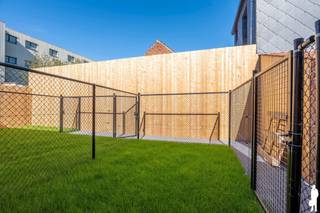 <p><strong><span>Instapklare, energiezuinige woning met 3 slaapkamers, waaronder een afgewerkte masterbedroom op zolder, en een gezellige stadstuin met handige achtertoegang. </span></strong><strong><span>De woning onderging in 2026 een grondige totaalrenovatie waarbij aandacht werd besteed aan hedendaags wooncomfort, kwaliteit en energiezuinigheid. <br /></span></strong><strong><span><br /></span></strong><strong><span>Gelegen in de Heilig Hartstraat geniet deze woning van een bijzonder praktische ligging: rustig wonen met alle voorzieningen binnen handbereik. Recht tegenover de woning bevindt zich een ruime openbare parking met speeltuintje, waar parkeren mogelijk is met een bewonerskaart. Winkels, scholen en openbaar vervoer liggen op wandel- en fietsafstand. De achterliggende doorgang zorgt voor extra comfort en is ideaal voor het plaatsen van afvalcontainers en het stallen van fietsen. Verder beschikt de woning over een goedgekeurde elektrische installatie en is ze asbestveilig.<br /><br /></span></strong><span><span>Gelijkvloerse verdieping</span>: <br /></span><span>Via de aparte inkomhal met gastentoilet bereikt u de lichtrijke leefruimte. De volledig vernieuwde keuken sluit mooi aan bij de leefruimte en is uitgerust met kwalitatieve toestellen zoals een combi-oven, inductiekookplaat met dampkap, vaatwasser en koelkast.<br /><br /></span><span>De gezellige woonkamer met parketvloer geniet dankzij de grote raampartijen en twee dakkoepels van een aangename hoeveelheid natuurlijk daglicht. Vanuit de woonkamer is er toegang tot de praktische voorraadkelder, ideaal voor extra opslagruimte.<br /><br /><span>Eerste verdieping</span>: <br /></span><span>Op de eerste verdieping bevinden zich twee kamers, ideaal als kinderkamer, bureau of hobbyruimte. Daarnaast werd een volledig vernieuwde badkamer ingericht met toilet, wastafelmeubel en een comfortabele inloopdouche.<br /><br /><span>Zolderverdieping:</span> <br /></span><span>De vaste trap leidt naar de volledig afgewerkte zolderverdieping. Deze ruimte vormt vandaag een ruime masterbedroom en biedt dankzij de oppervlakte een bijzonder aangename extra leefruimte. Bovendien bestaat de mogelijkheid om deze verdieping verder op te splitsen tot twee aparte slaapkamers, waardoor de woning kan beschikken over vier slaapkamers.<br /><br /><span>Buitengebeuren:</span> <br /></span><span>Achteraan de woning bevindt zich een gezellig stadstuintje met praktische achterinkom. Deze doorgang is een grote meerwaarde in het dagelijks gebruik: fietsen kunnen eenvoudig achteraan gestald worden en ook afvalcontainers kunnen via deze weg buiten geplaatst worden, zonder dat men door de woning hoeft. Recht tegenover de woning bevindt zich bovendien een ruime openbare parking met speeltuintje, waar parkeren mogelijk is met een bewonerskaart.<br /><br /><span>Bijzonderheden:</span> <br />- Instapklare, energiezuinige woning <br />- Totaalrenovatie in 2026<br />- 3 slaapkamers met mogelijkheid tot 4 slaapkamers <br />- Praktische servitude achteraan de woning: ideaal voor containers en fietsen <br />- Ruime openbare parking voor de woning <br />- Goedgekeurde elektrische installatie <br />- Gunstige EPC-score: ... Kwh/m²/j</span></p>