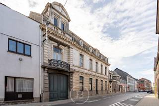 Ce manoir néoclassique de caractère datant de 1868 a servi de résidence aux brasseurs de la brasserie Du Bois-Haems. Peut-être servira-t-il bientôt...