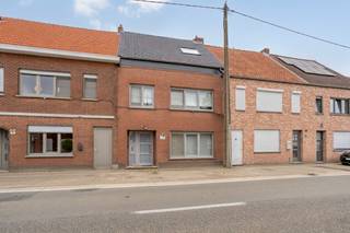 Deze zeer ruimte en instapklare woning met een bewoonbare oppervlakte van 181 m² biedt alle comfort voor een groot gezin of wie graag ruim woont.Bij...