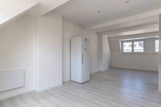 Dit <strong>instapklare</strong> <strong>duplexappartement</strong> geniet van een <strong>uitstekende</strong> <strong>ligging</strong>, op wandelafstand van de Grote Markt, de jachthaven en het strand.<br /><br />Bij het betreden van het appartement komt u terecht in een <strong>lichtrijke</strong> en <strong>aangename</strong> <strong>leefruimte</strong> met een <strong>open</strong>, <strong>volledig</strong> <strong>vernieuwde</strong> <strong>keuken</strong>. Deze is uitgerust met alle noodzakelijke voorzieningen en biedt optimaal comfort voor dagelijks gebruik. Op dezelfde verdieping bevindt zich tevens een <strong>badkamer</strong>, ingericht met een <strong>douche</strong>, toilet en wastafel.<br />De bovenverdieping omvat twee kamers, waarvan <strong>één</strong> <strong>volwaardige</strong> <strong>slaapkamer</strong>. De <strong>tweede</strong> <strong>ruimte</strong> kan <strong>flexibel</strong> <strong>worden</strong> <strong>ingericht</strong> als dressing, bureauruimte, hobbykamer of logeerkamer, afhankelijk van uw behoeften.<br /><br />Het appartement is gelegen op de <strong>tweede</strong> <strong>verdieping</strong> van een <strong>kleinschalige</strong> <strong>residentie</strong> zonder lift. Er is geen syndicus aangesteld, wat resulteert in beperkte gemeenschappelijke kosten. Bovendien werd het <strong>dak</strong> <strong>reeds</strong> <strong>geïsoleerd.</strong><br /><br />Dankzij de gunstige ligging, de instapklare afwerking en de veelzijdige indeling is dit appartement uitermate geschikt als vaste woonst, tweede verblijf of als interessante investeringsopportuniteit.