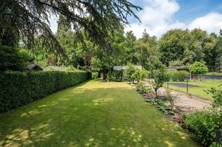 <p><strong>Ruime gezinswoning met 4 slaapkamers, veranda en zonnige tuin nabij scholen, winkels en station te Kalmthout<br /><br /></strong>Deze <strong>verzorgde gezinswoning </strong> combineert <strong>ruimte, comfort en functionaliteit</strong> op een uitstekende locatie te Kalmthout. Doorheen de jaren werd de woning zorgvuldig onderhouden en uitgebreid, wat resulteert in een aangename gezinswoning met <strong>ruime leefvertrekken</strong>, <strong>vier volwaardige slaapkamers</strong>, <strong>twee badkamers</strong>, een lichtrijke veranda en een prachtige tuin. Dankzij de nabijheid van winkels, scholen, openbaar vervoer en het station geniet u hier van een ideale combinatie tussen <strong>rustig wonen en vlotte bereikbaarheid</strong>.</p>
<p><strong>Gelijkvloerse verdieping<br /></strong>- Via de verzorgde inkomhal met stijlvolle glazen voordeur betreedt u deze aangename woning.<br /><strong>- Ruime eetkamer</strong> centraal in de woning, ideaal voor gezellige familiemomenten<br /><strong>- Sfeervolle leefruimte</strong> met gezellige houtkachel en grote raampartijen die zorgen voor een aangename lichtinval<br /><strong>- Lichtrijke veranda</strong> met grote schuiframen en prachtig zicht op de tuin, een heerlijke extra leefruimte om het hele jaar door van te genieten<br /><strong>- Volledig ingerichte keuken</strong> met veel kastruimte en werkblad, voorzien van oven, microgolfoven, vaatwasser, gasfornuis en dampkap<br />- Extra raam tussen keuken en veranda voor een open gevoel en bijkomende lichtinval<br /><strong>- Bureauruimte</strong> ideaal voor thuiswerk, hobbyruimte of speelkamer<br /><strong>- Praktische berging</strong> met lichtkoepel, aansluitingen voor wasmachine en droogkast en rechtstreekse toegang tot het terras<br /><strong>- Badkamer</strong> uitgerust met ligbad, douchecabine en dubbel lavabomeubel</p>
<p><strong>Eerste verdieping</strong><br /><strong>- Vier volwaardige slaapkamers</strong>, elk met een aangename lichtinval en voldoende ruimte voor een gezin<br /><strong>- Tweede badkamer</strong> voorzien van douche, lavabo en toilet<br />- Praktische indeling met tal van mogelijkheden voor gezinnen of thuiswerkers</p>
<p><strong>Zolderverdieping<br /></strong>- Via een vlizotrap bereikt u de ruime zolder.<br /><strong>- Volledig geïsoleerde zolderruimte:</strong> Ideaal als extra bergruimte en met mogelijkheid tot het creëren van bijkomende slaapkamers</p>
<p><strong>Tuin en buitenruimte</strong><br /><strong>- Verzorgde en groene tuin</strong> met veel privacy<br /><strong>- Ruim terras</strong> aansluitend aan de veranda<br /><strong>- Groot tuinhuis met elektriciteit<br /></strong>- Praktische <strong>overdekte houtopslag<br /></strong>- Zij-ingang langs de woning<br /><strong>- Ruime oprit</strong></p>
<p><strong>Bijzonderheden<br /></strong><strong>- 4 volwaardige slaapkamers<br /></strong><strong>- 2 badkamers<br /></strong><strong>- Ruime veranda</strong> met zicht op de tuin<br />- Mogelijkheid tot uitbreiding op zolder<br /><strong>- 12 zonnepanelen<br /></strong>- Regenwaterrecuperatie aanwezig<br />- Overal <strong>dubbele beglazing<br /></strong>- Rolluiken en vliegenramen aanwezig<br />- Verwarming op gas<br />- Droge kelder<br />- Groot tuinhuis met elektriciteit<br />- Centrale en gegeerde ligging</p>
<p><strong>Ligging</strong></p>
<p>Deze woning bevindt zich op een <strong>gunstige locatie te Kalmthout</strong>, op korte afstand van winkels, scholen, openbaar vervoer en het station. Dankzij de combinatie van een rustige woonomgeving en een uitstekende bereikbaarheid geniet u hier van het beste van beide werelden.<br />Een <strong>ruime en instapklare gezinswoning</strong> met tal van mogelijkheden, een aangename tuin en verrassend veel leefruimte. De ideale woning voor wie op zoek is naar <strong>comfortabel wonen</strong>, voldoende ruimte voor het hele gezin en een centrale ligging in Kalmthout.</p>
<p></p>