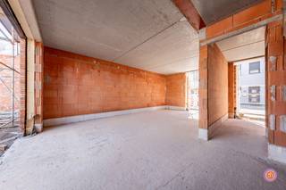 AANKOOP AAN 6% BTW MOGELIJK<br /><br />Ontdek deze ruime nieuwbouwwoning gelegen in Willebroek. Scholen, winkels en openbaar vervoer bevinden zich in de onmiddellijke nabijheid. Verder zorgt de ligging voor een snelle verbinding met de N16 en A12, je was nooit sneller in Antwerpen, Mechelen of Brussel.<br /><br />Deze lichtrijke woning biedt een uitstekende basis voor wie op zoek is naar ruimte en comfort. De woning beschikt over een doordachte indeling en royale leefruimtes, badend in natuurlijk licht.<br /><br />Op het gelijkvloers treffen we een inkomhal met gastentoilet, een ruime leefruimte met open keuken van maar liefst 50m² en een garage. <br /><br />De eerste verdieping biedt drie slaapkamers, een tweede toilet, een badkamer en een ruime nachthal met ruimte voor een bureau.<br /><br />Een extra troef is de ruime zolderverdieping, die perfect kan worden ingericht tot twee bijkomende slaapkamers of hobbyruimte.<br />Ideaal voor gezinnen of wie nood heeft aan extra flexibiliteit.<br /><br />Verder vinden we achteraan nog een aangename tuin met terras terug.<br /><br />De woning zal volledig tot in de puntjes afgewerkt worden.<br /><br />Een zeldzame kans voor wie op zoek is naar een toekomstgerichte investering of een woning op maat.<br /><br />Heb je interesse in deze nieuwbouwwoning?<br />Neem gerust contact op via roy@julimmo.be of 0498 62 74 71.