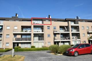 Penthouse met volgende eigenschappen:<br /><br />° wonen in een verzorgde residentie<br />° panoramisch zicht op beide terrassen<br />° lift met directe toegang tot appartement<br />° snelle verbinding met Bilzen, Hasselt en E313.<br /><br />INDELING:<br /><br />° Niveau -1:<br />ondergrondse parkeerplaats - kelderberging<br /><br />° Niveau +3:<br />centrale inkomhal - living - keuken - 2 terrassen - wasplaats - badkamer - gastentoilet - 2 slaapkamers.<br /><br />Terrassen zijn toegankelijk via living en beide slaapkamers.<br /><br />Wil je dit graag pand bezoeken? Surf naar confideo-immo.be en klik verder naar dit pand. Via de knop "Ik ben kandidaat", die je vindt onder de omschrijving van het pand, maak je je huurdersprofiel aan. Doorloop alle stappen en voltooi je aanvraag. Daarna zullen wij je contacteren om een bezichtiging te plannen. <br />