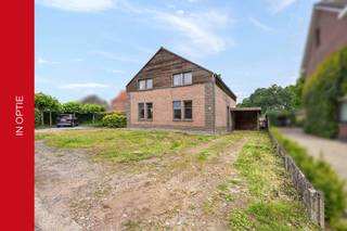 TE KOOP MET PRE-VIEW: enkel op afspraak.<br /><br />Deze ruime gezinswoning met 5 slaapkamers bevindt zich nabij het centrum van Halle-Zoersel.<br /><br />Op een perceel van ca. 900 m² bevindt zich deze verrassend ruime woning, gebouwd eind jaren ’90 en opgeleverd rond 2000. De woning ligt in een rustige omgeving op korte afstand van het centrum van Halle-Zoersel.<br /><br /><strong>INDELING</strong><br /><br /><span>Gelijkvloers </span><br />Via de inkomhal met gastentoilet komt u in de zeer ruime leefruimte, waar zithoek en eetkamer in L-vorm op elkaar aansluiten. Aansluitend vindt u de aparte, royale keuken met zicht op de tuin. Vanuit de keuken is er toegang tot de praktische wasplaats, die ook bereikbaar is via de inkomhal.<br /><br /><span>Eerste verdieping </span><br />De nachthal geeft uit op maar liefst vijf ruime slaapkamers en een recent ingerichte badkamer, voorzien van een inloopdouche, dubbel lavabomeubel en toilet.<br /><br /><span>Buitenruimte </span><br />Rechts naast de woning bevindt zich een praktische carport, bereikbaar via een brede oprit met voldoende parkeermogelijkheid.<br /><span>De achtertuin werd geëgaliseerd en kan door u nog verdere aanlegd worden, volledig naar eigen smaak en wensen.</span><br /><br /><strong>BIJZONDERHEDEN<br /></strong><br />- Verrassend ruime gezinswoning <br />- Gunstig EPC <br />- Asbestveilig asbestattest <br />- Elektrische installatie conform <br /><br />Ideale woning voor gezinnen die op zoek zijn naar veel ruimte en een praktische indeling, op een goede locatie in Halle-Zoersel.<br /><span>Deze instapklare woning met gunstige attesten (elektriciteit conform, asbestveilig attest, gunstig EPC) biedt vandaag al veel comfort, maar kan hier en daar nog enkele opfriswerken gebruiken naar eigen smaak.</span><br /><br />Voor meer info of een bezoek ter plaatse kan u vrijblijvend contact opnemen met Kitty op 03.227.58.58 of kitty@reds.be.