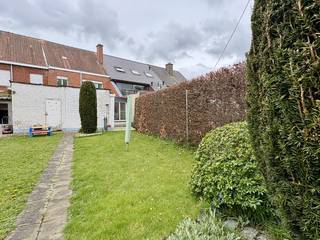 Woning met betonstructuur voorzien van garage, tuin en 3 slks te Kuurne.Deze woning is gebouwd in het jaar 1962, waar ieder verdiep nog in beton werd...