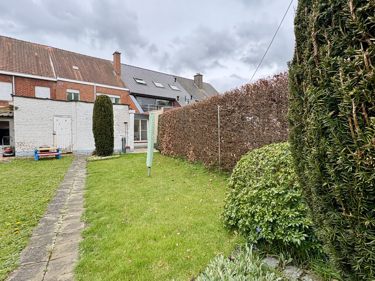 Woning met betonstructuur voorzien van garage, tuin en 3 slks te Kuurne. - foto 2