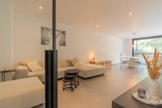Vandaag nemen we je mee naar deze moderne en recente woning gelegen in een groene omgeving en doodlopende straat te Ruisbroek. Ideaal voor wie op zoek is naar een instapklare woning in een kindvriendelijke buurt.<br /><br />We komen binnen in de inkomhal, voorzien van een toilet en ingemaakte kasten, die toegang geeft tot de wasplaats. Deze ruimte is alsook voorzien van ingemaakte kasten. Verder lopen we door naar de ruime leefruimte met een aangename eetplaats waar licht en zicht op de tuin centraal staan. Aansluitend bevindt zich de volledig geïnstalleerde keuken en een praktische berging.<br /><br />Wanneer we de trap naar boven nemen, treffen we de ruime nachthal met toegang tot de drie ruime slaapkamers en een prachtige badkamer voorzien van een inloopdouche, bad en dubbele lavabo. Last but not least, is er een bureauruimte aanwezig die momenteel dienst doet als dressing.<br /><br />Verder is er een apart toilet aanwezig op de eerste verdieping.<br />Het dakraam in de nachthal zorgt voor extra lichtinval.<br /><br />In de zuidwest georiënteerde tuin kan je aangenaam genieten van een aperitiefje met zicht op het achterliggend bos.<br /><br />Dankzij de doodlopende straat beschik je over voldoende parkeermogelijkheden.<br />Verder is de woning voorzien van 14 zonnepanelen en vier airco's in de leefruimte en de slaapkamers.<br /><br />Heb je interesse in deze prachtige en energiezuinige woning in een groene omgeving?<br />Neem gerust contact op via roy@julimmo.be of 0498 62 74 71.