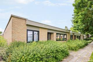 Deze gelijkvloerse woning, welke in 2020 werd opgefrist, bestaande uit: inkomhal met toilet, woonkamer - salon met open keuken en toegang naar de tuin/terras. Nachthal, 3 slaapkamers en badkamer.<br /><br />Tuin met terras en tuinhuis. <br /><br />Garage.<br /><br />Troeven?<br /><br />+ Rustige ligging;<br />+ Dak geïsoleerd;<br />+ Vernieuwde beglazing in HR+ glas (2026);<br />+ Vernieuwde HR+ verwarmingsketel (2025);<br />+ Vernieuwde keuken (2025);<br />+ Garage.<br /><br />EPC 295 kWh/m²<br /><br />Benieuwd naar deze of een andere eigendom? Bezoek dan onze website op www.coventa.be