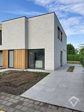 Deze nieuwbouwwoning is gelegen in het centrum van Koekelare en bestaat uit: oprit met carport - inkomhal - toilet - living - keuken - wasplaats - berging - nachthal - 3 slaapkamers - badkamer - toilet - terras - tuin. <br /><br />Troeven van deze woning: <br />- 10 zonnepanelen aanwezig <br />- energiezuinig <br /><br />EPC: woning in aanbouw. Vrij 1/10/2026. Huurprijs 1175 €/mnd.