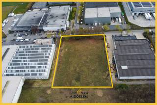 Immo Van Middelem vous propose ce terrain industriel de ±5.000 m² idéalement situé dans la zone industrielle établie "Broekooi" à Zellik (Asse).Cette...