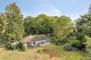 <p>Volledig te renoveren of af te breken woning op een prachtig perceel van 2.682 m² in het groene en gegeerde Schilde! <br /><br />Af te breken: Het perceel van 2.682 m² biedt ook de mogelijkheid tot sloop en heropbouw. Ideaal voor het realiseren van een moderne ééngezinswoning aan het voordelige btw-tarief van 6% (onder voorwaarden). Voor meer informatie omtrent de bouwvoorschriften en mogelijkheden, neem gerust contact op met ons kantoor.<br /><br />Te renoveren: Op een prachtig en uitstekend gelegen perceel in Schilde vinden we deze charmante woning met een bewoonbare oppervlakte van ca. 214 m². Een eigendom boordevol potentieel, ideaal voor wie op zoek is naar ruimte, rust en mogelijkheden. Bij het betreden van de woning komt u in de inkomhal met vestiaire mogelijkheden. Van hieruit bereikt u de ruime woonkamer, uitgerust met een gezellige open haard en directe toegang tot de zonnige veranda. Aansluitend bevindt zich nog een aparte zithoek met open haard en een prachtig zicht op de tuin. Verder beschikt de woning over een ruime keuken met ontbijthoek, een badkamer met ligbad en lavabo, 3 à 4 volwaardige slaapkamers en verschillende praktische bergruimtes. Buiten geniet u van een volledig privatieve, groene tuin van maar liefst 2.400 m².<br /><br /><u>Extra: </u><br />- EPC-klasse F (640 kWh -> renovatieverplichting!) <br />- Watertoets: perceelscore A, gebouwscore A --> Niet gelegen in mogelijks of overstromingsgevoelig gebied, niet gelegen in afgebakend overstromingsgebied of afgebakende oeverzone, niet gelegen in risicozone overstromingen<br />- Woonpark,  geen VKR, niet gelegen in bos, geen onroerend erfgoed<br />- Vg, Gmo, Vv.</p><p>- Maatregelenregister in aanvraag.<br /><br />Nabij school, winkels, autosnelweg, openbaar vervoer, etc. Voor meer info ga naar www.coenenvastgoed.be of bel 03/375.82.92</p>