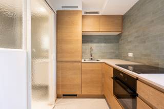 <p><span>Quares - TREVI Groep presenteert :<br />Indeling</span>: <br />Deze instapklare en volledig gerenoveerde studio (2025) met een bewoonbare oppervlakte van 47 m² combineert comfort, functionaliteit en een stijlvolle afwerking op een rustige ligging in Berchem, in de De Roest d’Alkemadelaan.<br /><br />Via de inkomhal betreedt u de lichtrijke hoofdkamer, slim ingericht als gezellige leef- en slaapruimte, waardoor de ruimte optimaal wordt benut. De studio werd met veel smaak en kwalitatieve materialen vernieuwd, wat zorgt voor een moderne en warme uitstraling. Aansluitend vindt u een afzonderlijke keuken en een aparte douchekamer met wc en enkele wastafel, waar bovendien een ingemaakte kast voorzien is met aansluiting en ruimte voor een wasmachine, wat extra comfort en praktische bergruimte biedt.<br /><br />Buiten geniet u van een aangenaam terras van 8 m², ideaal om rustig te ontspannen. Bovendien beschikt de studio over elektrische rolluiken, een kelderberging en toegang tot een gemeenschappelijke fietsenstalling.<br /><br />Het pand bevindt zich in een goed onderhouden gebouw met conciërge en zonder geplande toekomstige kosten. De studio zelf is volledig conform en energiezuinig, met EPC B, een asbestveilig attest en een goedgekeurde elektrische installatie. De maandelijkse kosten bedragen circa €160, inclusief gas- en waterverbruik van de privatieve delen.<br /><br /><strong>Een autostaanplaats is optioneel bij aan te kopen (€16.000).</strong><br /><br /><span>Omgeving</span>:<br />De studio is rustig gelegen, in een aangename en groene woonomgeving met toch een uitstekende bereikbaarheid. Op korte afstand bevindt zich de Campus Middelheim van de Universiteit Antwerpen, wat de ligging extra interessant maakt voor studenten of als investering.<br /><br />Daarnaast geniet u van vlotte verbindingen met het openbaar vervoer (tram en bus) en ligt het station Antwerpen-Berchem vlakbij. Belangrijke invalswegen en de ring zijn snel bereikbaar, waardoor u zich moeiteloos naar het centrum van Antwerpen en omliggende gemeenten verplaatst. In de directe omgeving vindt u bovendien tal van winkels, supermarkten en buurtvoorzieningen, evenals groene ontspanningsmogelijkheden zoals het Middelheimpark, ideaal voor wandelen of sporten. Kortom: een rustige maar strategische ligging met alles binnen handbereik.</p>