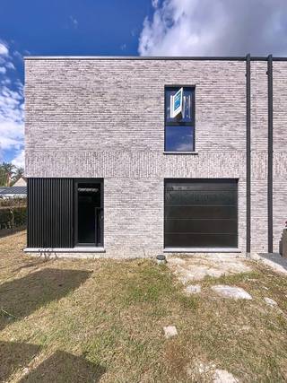 Deze energiezuinige halfopen woning in moderne architectuur is gebouwd op een mooi perceel van 328m² ( lot 1 ).<br /><br />GELIJKVLOERS: inkom met vestiaireruimte, wc, lichtrijke ruime leefruimte met uitgeruste keuken (incl. oven, vaatwasmachine, keramische kookplaat, dampkap en koelkast) en inpandige garage met automatische sectionaalpoort.<br /><br />EERSTE VERDIEPING: 3 slpks met ruime overloop ( extra  afgesloten berging of badkamer mogelijk )  wc, een badkamer ingericht met ligbad, inloopdouche en badkamermeubel met dubbele lavabo, technische berging. Uitstekende ligging vlakbij het centrum en toch rustig (geen doorgaand verkeer).<br /><br />SNEL OPLEVERBAAR.<br /><br />De woning wordt afgewerkt aangeboden: met een ingerichte keuken, badkamer (met douche, ligbad en dubbel lavabomeubel), 2 toiletten, deuren en vloeren. De vermelde prijs is excl. btw en kosten.Bespaar fors op je energiefactuur dankzij volgende energietechnieken: warmtepomp lucht/water, ventilatiesysteem D, Regenwaterput 10000l, zonnepanelen, negatief E-peil = A+ Label. <br /><br />Meer info via 09 2806060 of mail naar info@durabrik.be.<br /><br />* Beelden en oppervlaktes zijn indicatief.