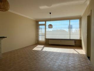 Dit <strong>uniek appartement </strong>aan de Watersportbaan biedt jou het beste van twee werelden: rust en ruimte, gecombineerd met de <strong>nabijheid van het bruisende centrum van Gent</strong>.<br /><br />Met <strong>twee ruime slaapkamers</strong>, ideaal voor een gezin of een thuiskantoor, en <strong>twee zonnige terrassen </strong>om te genieten van het uitzicht en de frisse lucht. De <strong>lichtrijke leefruimte</strong> zorgt voor een open en gezellige sfeer. Verder hebben we nog een <strong>praktische keuken</strong> met aansluitende berging, een apart toilet, een ruime inkomhal en een retro badkamer. Bovendien beschik je over een <strong>eigen private garage</strong> en <strong>een berging</strong> in de ondergrondse parking, echt een grote troef in Gent.<br /><br />EPC 111 kWh/m² jaar<br />De huurprijs is € 975 + € 55 algemene onkosten + € 125 provisie voor verwarming en water.<br />Het appartement is beschikbaar vanaf <strong>1 december 2026</strong>.<br /><br />Plan snel een bezoek en ontdek jouw nieuwe thuis in Gent.<br />Tel. <strong>09 330 61 04</strong> of info@vastgoedminnaert.be