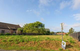 Ben je op zoek naar de ideale plek om jouw droomwoning te realiseren? Dan is dit perceel in Deerlijk precies wat je zoekt!📍 Ligging : Gelegen op een...