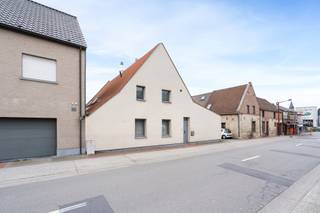 Te koop: karaktervolle halfopen eengezinswoning in het centrum van Steenokkerzeel, op wandelafstand van scholen, openbaar vervoer en invalswegen.Deze...