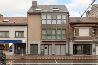INDELINGDit gezellige appartement bevindt zich op de eerste verdieping van een kleinschalig gebouw. Via de inkomhal, gescheiden met stalen deur,...