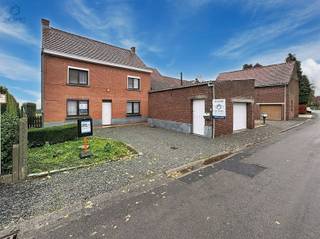 <h3><span>Charmante te renoveren gezinswoning met 4 slaapkamers, garage en grote tuin rustige ligging in Viane</span></h3><p><span>Ontdek het potentieel van deze ruime woning, ideaal gelegen in een rustige zijstraat van Viane. Met 4 slaapkamers, een inpandige garage, een prachtige tuin met open zicht op de velden en tal van uitbreidingsmogelijkheden, vormt dit de perfecte woning voor wie graag renoveert en zijn eigen stempel wil drukken.</span></p><p><span>Gelijkvloers</span><span><br />Via de inkomhal komt u binnen in de lichtrijke en ruime leefruimte. Aansluitend bevindt zich de keuken met uitzicht op de tuin, ideaal voor wie houdt van koken met rustgevend groen op de achtergrond. De badkamer is uitgerust met een douche, lavabomeubel en toilet. Verder is er een handige berging.</span></p><p><span>Eerste verdieping</span><span><br />De nachthal geeft toegang tot maar liefst </span><span>vier ruime slaapkamers</span><span>, perfect voor een groot gezin, home-office of hobbyruimte.</span></p><p><span>Zolderverdieping</span><span><br />De vaste trap brengt u naar de zolder, waar u de mogelijkheid heeft om </span><span>twee extra slaapkamers of een grote hobby- of speelruimte</span><span> in te richten. Aan de achterzijde is al een Velux-raam geplaatst.</span></p><p><span>Tuin</span><span><br />Op tuinniveau geniet u van een </span><span>ruime, diepe tuin met prachtig uitzicht op de omliggende velden</span><span> een heerlijke plek voor ontspanning, tuinliefhebbers of spelende kinderen.</span></p><p><span>Extras</span></p><ul><li><span>Inpandige garage met sectionaalpoort</span></li><li><span>Stalling naast de woning met ruime zolder, ideaal voor stockage of hobbys</span></li><li><span>EPC-label F </span><span>Renovatieplicht binnen 5 jaar</span></li></ul><p><span>Deze woning biedt enorm veel mogelijkheden voor wie op zoek is naar ruimte, rust én een project waarin men een thuis op maat kan creëren.</span></p><p><span>Interesse?</span><span><br />Reageer via de advertentie en wij contacteren u graag om een bezoek in te plannen.</span></p>