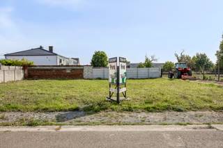 Rustig en landelijk gelegen bouwgrond voor open bebouwing van 5a 25ca. De bouwgrond is gelegen in een verkaveling (lot 1)...