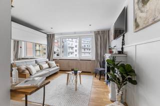 <strong>Knokke: Instapklare studio te koop gelegen in de Zoutelaan in Knokke.</strong><br /><br />Ontdek deze charmante, instapklare studio gelegen op een uitstekende locatie in Knokke. Dankzij de centrale ligging bevinden winkels, restaurants, het strand en het Zoute zich op wandelafstand. De studio werd praktisch en smaakvol ingericht, waardoor u onmiddellijk kunt genieten van een zorgeloos verblijf aan zee. Een ideale eigendom voor wie op zoek is naar een tweede verblijf aan de kust, een slimme investering of een comfortabele pied-à-terre in het hart van Knokke.<br /><br /><strong>Indeling: </strong><br />Inkomhal, lichtrijke leefruimte die een aangename woon- en slaapomgeving biedt, open keuken, eetplaats, verzorgde badkamer met douche, toilet en lavabo. <br /><br /><strong>Troeven: </strong>
<ul><li>Volledig ingericht en instapklaar.</li><li>Gemeenschappelijke tuin.</li><li>Centrale ligging nabij strand, winkels en restaurants, Dumortierlaan.</li><li>Toegankelijke fietsenberging.</li></ul>
Meer info? Contacteer Ayita op 0496 13 43 12 of via ayita@eraservimo.be