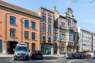 Dit appartement van ca. 74 m² bevindt zich op de tweede verdieping van een karaktervol gebouw met lift aan de Oudeleeuwenrui. De woning omvat een leefruimte met open keuken, één slaapkamer, badkamer, aparte wc, technische ruimte en terras. De comfortabele oppervlakte en ligging vlak bij het Eilandje en de historische binnenstad maken dit een aantrekkelijke stadswoning voor eigen gebruik. EPC-label B met een energiescore van 143 kWh/m²/jaar. Momenteel verhuurd voor €1.240,29 per maand inclusief €75 forfaitaire kosten, waardoor de unit eveneens interessant kan zijn als investering. Vraagprijs: €345.000.