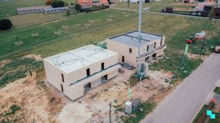 In het landelijke De Ginste (Oostrozebeke) bevindt zich deze halfopen nieuwbouwwoning op een perceel van bijna 500 m² met een bewoonbare...