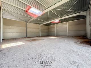 Het recent ontwikkelde bedrijventerrein Portis bestaat uit 49 moderne KMO-units, met oppervlaktes van 164 m² tot 1183 m². Deze units vormen een ideale uitvalsbasis voor lokale ondernemingen, start-ups en kleinschalige KMO’s.<br /><br />Gebouwd met hoogwaardige en milieuvriendelijke materialen, voldoen de units aan de strengste kwaliteits- en duurzaamheidsnormen. Ze zijn bovendien aantrekkelijk als investeringsobject, dankzij het potentieel voor een stabiel en interessant rendement!<br /><br />De units worden casco opgeleverd, wat de nieuwe eigenaar volledige vrijheid biedt om de inrichting af te stemmen op de eigen noden en activiteiten. Elke unit is standaard uitgerust met: individuele regenwaterput van 10.000l - sanitaire ruimte - lichtarmaturen - geïsoleerde sectionaalpoort (4,5m B op 4,8m H) met aparte toegangsdeur - min. 2 parkeerplaatsen - brievenbus. Mogelijkheid tot het installeren van zonnepanelen bovenop de unit. <br /><br />Troeven: <br />- Strategische ligging ~ AA-locatie met uitstekende bereikbaarheid<br />- Ruime manoeuvreerruimtes voor vrachtwagens en opleggers <br />- Instapklare entiteiten<br />- Duurzame wegenis in betonverharding (geen asfalt)<br />- Ruime laad- en loszones <br />- Voldoende parkeergelegenheid <br />- Vrije hoogte van 6m<br /><br />Voor verdere informatie of vrijblijvend bezoek contacteer Céline op 0476 60 60 23 of mail naar celine@immax.be