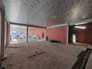 Magnifiek gelegen nieuwbouw handelsruimte van 261 m² te huur, fantastisch gelegen langs de Stationsstraat in Oudenburg en bereikbaar via de E40 uit Brugge en de Stationsstraat uit Plassendale en Oudenburg.<br /><br />De casco commerciële ruimte situeert zich op het gelijkvloers en geniet dankzij de talrijke raampartijen van veel lichtinval. In combinatie met de commerciële toplocatie is dit dé ideale uitvalsbasis om uw bedrijf in de kijker te zetten.<br /><br />De site is beveiligd met camerabewaking en kan worden afgesloten.<br />Ruime parkeermogelijkheid op de site.<br />Onmiddellijk beschikbaar.<br />Afwerkingsgraad bespreekbaar.<br /><br />Contacteer <strong>PANORAMA B2B</strong> voor bijkomende inlichtingen of een vrijblijvend plaatsbezoek <strong>0479 70 70 73.</strong>