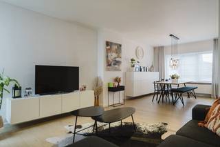 Vous recherchez une maison confortable prête à emménager à Waregem ? Cette belle maison allie confort, espace et situation idéale à proximité de la gare et des principaux axes d'accès.La maison dispose de 3 chambres complètes, dont une chambre principale avec placards intégrés et salle de bains privative. Il y a aussi une salle de bain avec douche et double vasque et un dressing spacieux, qui offre un confort supplémentaire à toute la famille.L'espace de vie en parquet lumineux s'intègre parfaitement à la cuisine entièrement équipée et offre une expérience de vie agréable. À l'extérieur, vous pourrez profiter d'un beau jardin facile à entretenir avec un abri de jardin et un auvent. Ici, vous avez également l'avantage supplémentaire d'un passage à côté de la maison pour les vélos et les jardins.INFORMATIONS GÉNÉRALES :- rénovation complète (nouvelles canalisations, fenêtres, sanitaires, cuisine) - chauffage central : gaz naturel- parquet dans le salon- inspection électrique conformément- sous-sol disponible- armoires encastrées disponibles