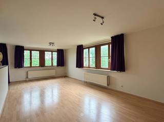 <p><span>SINT-AMANDSBERG</span><span> - Op zoek naar een lichtrijk appartement nabij Gent?</span></p><p><span>Dan is dit appartement voor u.</span></p><p><span> </span></p><p><span>De belangrijkste troeven in een notendop:</span></p><ul><li><span>Lichtrijk leefruimte met open keuken</span></li><li><span>Rustgevend terras met zicht op groen</span></li><li><span>2 volwaardige slaapkamers</span></li><li><span>Nuttige berging achter de keuken</span></li></ul><p><span> </span></p><p><span>Zo ziet het appartement eruit:</span></p><p><span>Je komt binnen in de ruime inkomhal die toegang geeft tot de ruime leef- en eetruimte met zicht op de open keuken (kookplaat, koelkast, diepvries en combi-microgolfoven). Aansluitend aan de keuken bevindt zich een aparte berging. <br />Verder beschikt het appartement over een badkamer met ligbad en douchefunctie, met plaats voor een wasmachine. Daarnaast zijn er twee slaapkamers. </span></p><p><span>Aan de leefruimte grenst een terras die uitkijkt op groen.</span></p><p><span> </span></p><p><span>Belangrijk: </span></p><p><span>EPC: 112 kWh/(m² jaar)</span></p><p><span>Beschikbaar vanaf 01/06/2026</span></p><p><span>Huurprijs: € 865 + €105 alg. </span></p><p><span> </span></p><p><span>Voor een bezoek ter plaatse, vul zeker uw huurdersprofiel in via onze website.</span></p>