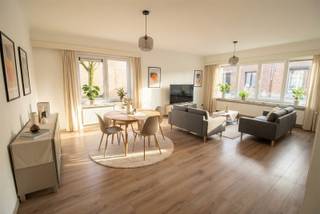 Beschrijving : * inkomhal * woonkamer (6,95m x 5m) – kamerthermostaat “Junkers” * keuken (3,90m x 2,45m): formica aanbouwkeuken met spoeltafel en...