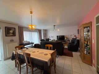 Dit gezellig appartement is gelegen in het hartje van Blankenberge op wandelafstand van het centrum, verschillende handelszaken, de zee, het openbaar vervoer en scholen.<br /><br />U komt het appartement binnen via de inkomhal die u toegang geeft tot de ruime, lichtrijke woonkamer. De woonkamer staat in verbinding met de geriefelijke keuken. naast de keuken vind men ook nog een handige berging. Verder vindt u nog 2 slaapkamers, de grootse slaapkamer geeft toegang tot de badkamer, voorzien van een dubbele wastafel, een bad en de aansluiting voor uw wasmachine en droogkas. Bovendien is er nog een doucheruimte en een apart toilet aanwezig. Ook is het zalig vertoeven op het kleine terrasje aanpalend aan het appartement. Het appartement wordt gemeubeld verhuurd, met de mogelijkheid om enkele toestellen over te nemen.<br /><br />Deze topper wordt verwarmd via centrale verwarming op aardgas en is voorzien van dubbele beglazing.<br /><br />Aarzel niet langer en leg onmiddellijk uw bezoek vast!<br /><br />Onmiddellijk beschikbaar<br /><br />gemeenschappelijke lasten: 54,- euro /maand<br /><br />