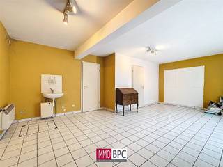 This ground floor commercial property in Molenbeek-Saint-Jean is ideal for a variety of professional activities. The property features a clear...