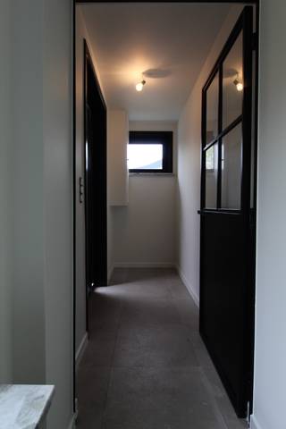 Deze halfopen woning in het rustige Kachtem werd met grote zorg gerenoveerd en is volledig instapklaar afgewerkt.<br />Ideaal voor wie comfortabel en zonder zorgen wil verhuizen.<br /><br />Beneden is er een lichtrijke leefruimte met aansluitend de uitgeruste keuken.<br />Verder is er beneden een ruimte die benut kan worden als slaapkamer, bureauruimte of berging. <br />Er is ook een badkamer beneden voorzien. <br /><br />Op het verdiep is een ruimte nachthal voorzien van veel bergruimte, drie slaapkamers een een badkamer. <br />Buiten is er een tuin achteraan en een zeer ruime, zonnige voortuin. <br />De woning is gelegen op een rustige, doch vlot bereikbare locatie en beschikt over een carport voor twee wagens en een ruime oprit. <br /><br /><strong>👉 Beschikbaar vanaf 1 april </strong><br />Interesse in deze prachtige woning?<br />Geef ons gerust een seintje voor een bezoek en ontdek zelf het wooncomfort dat deze woning te bieden heeft!