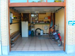 Particuliere verkoop — 330.000 Eur<br />Huis en atelier te koop<br />Tereken 62 - St Niklaas<br />Omschrijving:<br />Karaktervolle woning met atelier en garage<br />met een totale oppervlakte van 246 m².<br />Electriciteit, water en verwarming volledig<br />vernieuwd. Grote living-salon, keuken met<br />toestellen, doucheruimte en sanitair, bergruimte.<br />Trap met traplift.<br />Verdiep telt 2 grote slaapkamers.<br />Trap naar volledige afgewerkte en geïsoleerde<br />zolder, klaar voor 2 extra slaapruimtes.<br />Huis leent zich voor tal van mogelijkheden<br />voor renovatie of personalisatie.<br />De woning is bereikbaar langs voor- en<br />achterzijde en heeft 3 staanplaatsen aan<br />de achterzijde (1 straatkant, [doorgestreept/onduidelijk]<br />afgesloten en 1 afgesloten) en 1 aan de voorzijde.<br />Atelier kan multipel gebruikt worden.<br />EPC waarde C voor de verbouwing(en).<br />Info en bezoek: