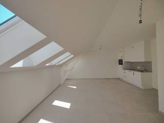 Op een absolute toplocatie in de bruisende winkelstraat van Oostende bevindt zich deze stijlvolle studio op de vierde en bovenste verdieping van een authentiek gebouw dat recent een grondige totaalrenovatie onderging. De studio wordt voor de eerste maal bewoond en biedt alle comfort van een nieuwbouw, gecombineerd met de charme van een historisch pand.<br /><br />Met een totale oppervlakte van 39 m² beschikt deze studio over een praktische inkomhal, een apart gastentoilet en een ruime berging die zorgt voor extra opbergmogelijkheden. De lichtrijke leefruimte met open keuken vormt het hart van de woning. De keuken is volledig uitgerust en voorzien van alle hedendaagse comfort. Verder beschikt de studio over een moderne badkamer met een stijlvolle inloopdouche. Dankzij de doordachte indeling en de kwalitatieve afwerking geniet u van een aangename en comfortabele woonomgeving.<br />Voor extra wooncomfort is de volledige studio uitgerust met vloerverwarming, wat zorgt voor een energiezuinige en gelijkmatige warmteverdeling.<br /><br />Een unieke kans voor wie op zoek is naar een instapklaar appartement met moderne afwerking op een toplocatie.<br /><br />Via de knop "ik heb interesse" vragen we u kort een profiel in te vullen. Daarna nemen we contact op voor een bezoek.<br />Telefonisch kunnen er geen afspraken gemaakt worden.