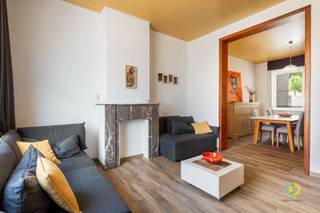<p><span>Deze goed onderhouden woning combineert een rustige woonomgeving met een vlotte bereikbaarheid en is dankzij de reeds uitgevoerde renovaties meteen bewoonbaar. Via de inkomhal komen we in de leefruimte met zithoek en eetplaats. Aansluitend bevindt zich de vernieuwde keuken met veranda in de achterbouw. Vanuit de veranda is er toegang tot een aangename, onderhoudsvriendelijke buitenruimte. Een apart toilet vervolledigt het gelijkvloers. Op de eerste verdieping bevinden zich twee ruime slaapkamers en een badkamer met douche, wastafel en toilet. Via een vaste trap bereiken we de zolderverdieping, ingericht als ruime derde slaapkamer. De woning beschikt bovendien over een kelder die extra bergruimte biedt. Op technisch en energetisch vlak werden reeds belangrijke werken uitgevoerd: het dak werd volledig vernieuwd en geïsoleerd, de ramen werden vervangen, de keuken en de veranda vernieuwd. De gevels werden gezandstraald en hervoegd en de elektrische installatie is conform gekeurd. De woning bevindt zich in een aangename woonomgeving van Vilvoorde, nabij winkels, scholen, openbaar vervoer en diverse dagelijkse voorzieningen. Ook het centrum, station en belangrijke verbindingswegen zijn vlot bereikbaar, waardoor Brussel, de Ring en omliggende gemeenten gemakkelijk toegankelijk zijn. Een ideale gezinswoning voor wie op zoek is naar comfort, ruimte en een instapklaar karakter.</span><span> </span></p>