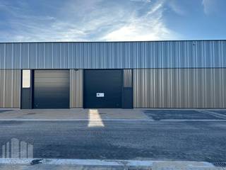 Nieuwbouw KMO-unit te huur met een oppervlakte van <strong>180 m²</strong> en <strong>2 privatieve parkeerplaatsen</strong>.<br /><br />De loods maakt deel uit van het gloednieuwe bedrijvenpark  “Apollo” en ligt op minder dan 2 km van het op- en afrittencomplex van de E17 te Waregem – een absolute <strong>toplocatie voor ondernemers</strong> die belang hechten aan bereikbaarheid in een bedrijvige regio.<br /><br />De bedrijfsunit (brandklasse C) werd kwalitatief en duurzaam opgebouwd met een staalstructuur met geïsoleerde sandwichpanelen met afwerkingspaneel. Met een <strong>vrije hoogte van 6 meter</strong> biedt het magazijn optimale opslag- en werkmogelijkheden.<br />Daarnaast is de unit uitgerust met tal van praktische voorzieningen, waaronder:
<ul>
	<li>Automatische sectionale poort (4 m breed x 4,2 m hoog)</li>
	<li>Aparte toegangsdeur met bovenlicht</li>
	<li>Lichtstraat met geïntegreerde RWA-koepel</li>
	<li>Slijtvaste polybetonvloer met draagvermogen van 1 ton/m²</li>
	<li>Sanitair</li>
	<li>Basisinstallatie elektriciteit</li>
	<li>Individuele regenwaterput van 15.000 liter</li>
</ul>
<strong>Deze veelzijdige bedrijfsruimte is uitermate geschikt voor opslag, distributie, productie, atelier- of ambachtelijke activiteiten.<br />Beschikbaar vanaf september 2026.</strong><br /><br />Contacteer <strong>PANORAMA B2B</strong> voor bijkomende (technische) inlichtingen, plannen of een vrijblijvend plaatsbezoek <strong>056 222 256</strong>.<br /> 