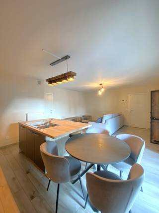 Dit knappe appartement is gelegen in het centrum van Pelt (Neerpelt) en heeft naast een mooie leefruimte en ruim terras ook 2 ruime slaapkamers. <br /><br />INDELING:<br />- Inkomhal<br />- Gastentoilet<br />- Leefruimte met open keuken<br />- Terras<br />- Nachthal<br />- Berging/ wasplaats<br />- Slaapkamer 1<br />- Slaapkamer 2<br />- Badkamer<br /><br />Beneden is er ook nog een overdekte autostaanplaats voorzien en een gemeenschappelijke fietsenberging.<br /><br />LIGGING:<br />- Het appartement is gelegen nabij het centrum van (Neer)pelt. <br />- Winkels, scholen, horeca, en openbaar vervoer (bus en trein) bevinden zich op wandelafstand. <br /><br />EXTRA TROEVEN:<br />- In beide slaapkamers werden elektrische rolluiken voorzien.<br />- Het ruime en overdekte terras biedt de hele dag door ook zon. <br /><br />EXTRA INFO:<br />- De gemeenschappelijke kosten bedragen € 50/ maand. <br /><br />Meer weten? <br />Contacteer ons en we helpen je graag dichtblij verder!