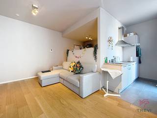<p><strong>EVERE</strong>, à proximité de l'OTAN, dans une rue calme, proche des commerces et transports, studio dans un bâtiment récent (2019) de ± 40m² habitables. Il comprend un living avec coin à dormir, une cuisine ouverte équipée, une salle de douche, un wc, une cave et un local à vélos. PEB: C+ 25kgCO²/(m²,an).<br /><u></u><strong><u><br />Studio A0.5 au RDC :</u></strong></p>
<ul>
<li>Espace de vie ± 16m²</li>
<li>Cuisine ouverte équipée (four, taque, hotte, frigo)</li>
<li>Coin à dormir ± 8,5m²</li>
<li>Salle de douche avec WC et emplacement pour machine à laver</li>
</ul>
<p>Cave n° K1.5<br />Provisions pour charges de 60€/mois pour les communs</p>
<p>Disponible au 1er aout 2026</p>