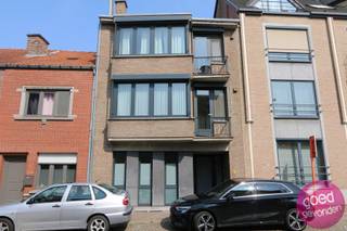 APPARTEMENT met 2 ruime slaapkamers, voorzien van ruim en rustig terras van 16 m², centraal gelegen op wandelafstand van scholen,...